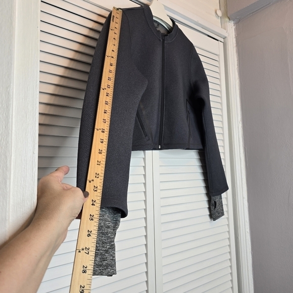 SWEATY BETTY Zip Up Crop Scuba Jacket Grey Women Medium Thumbhole Sleeves Pocket - Picture 11 of 11